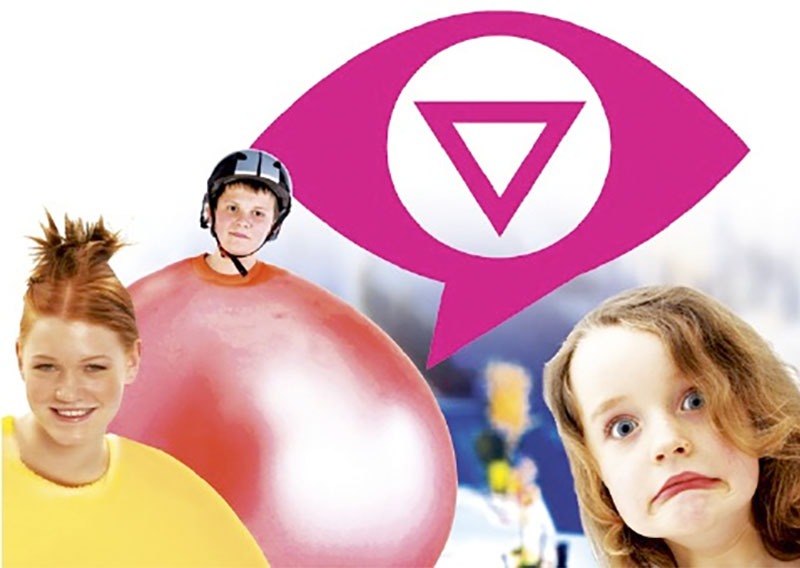 Konzept Verkehrssicherheit Stadt Hannover, Signet Pictogramm pinkes Auge mit Warndreieck auf Bildkomposition mit drei Kinderngesichtern
