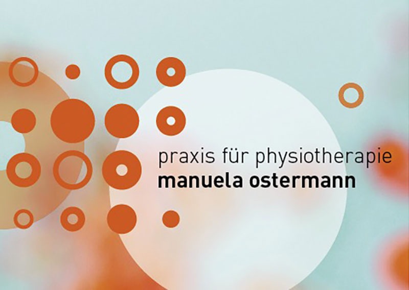 Logo Praxis für Phisiotherapie Mnauela Ostermann Bildelement aus orangen Kreisen Schriftzug schwarz,hier dargestellt auf einem Font mit unscharfen Kreiselementen