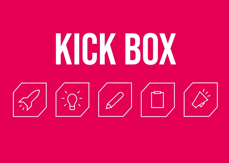 projekt-kick-box, leuchtend himbeerfarbener Hintergrunf, darauf Schriftzug Kick Box in Versalien, darunter 4 Pictogramme, Rajkete, Glühbirne, Stift, A4 Blatt, Megaphon