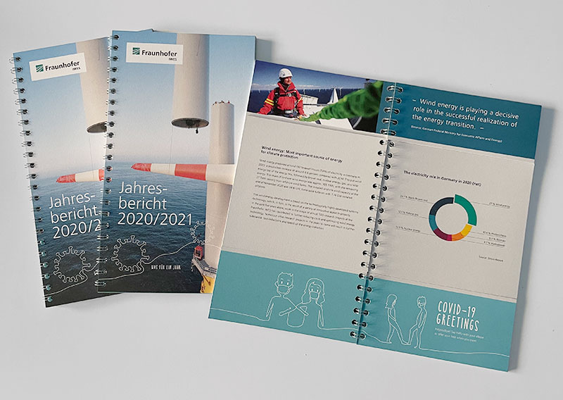 Darstellung Titel und Innenseiten des Geschäftsberichts für das Fraunhofer Institut für Windenergiesysteme