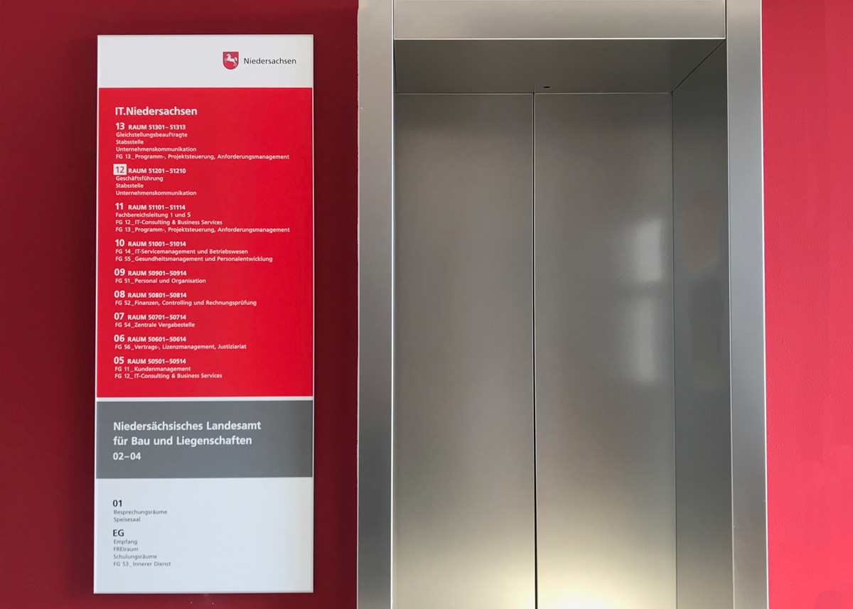 it.n-hannover-wegeleit-fahrstuhl Treppenhaus im IT.N Gebäude, Blick von halber Treppe auf die Aufzüge. Wand in rot gestrichen