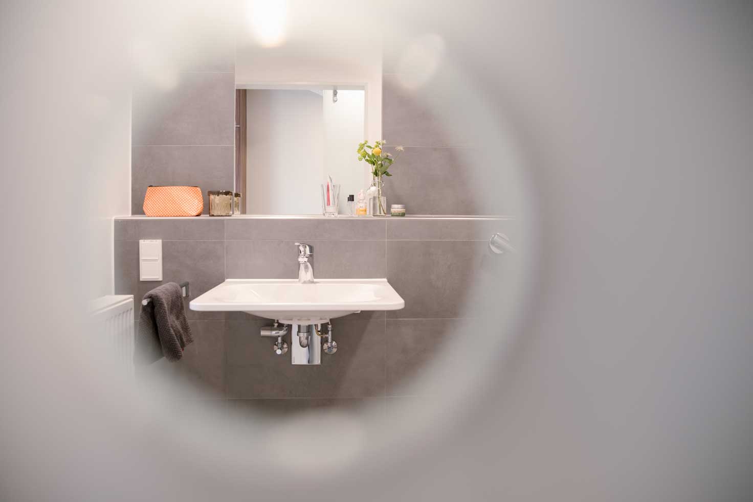 Blick durch's Schlüsselloch ins Badezimmer
