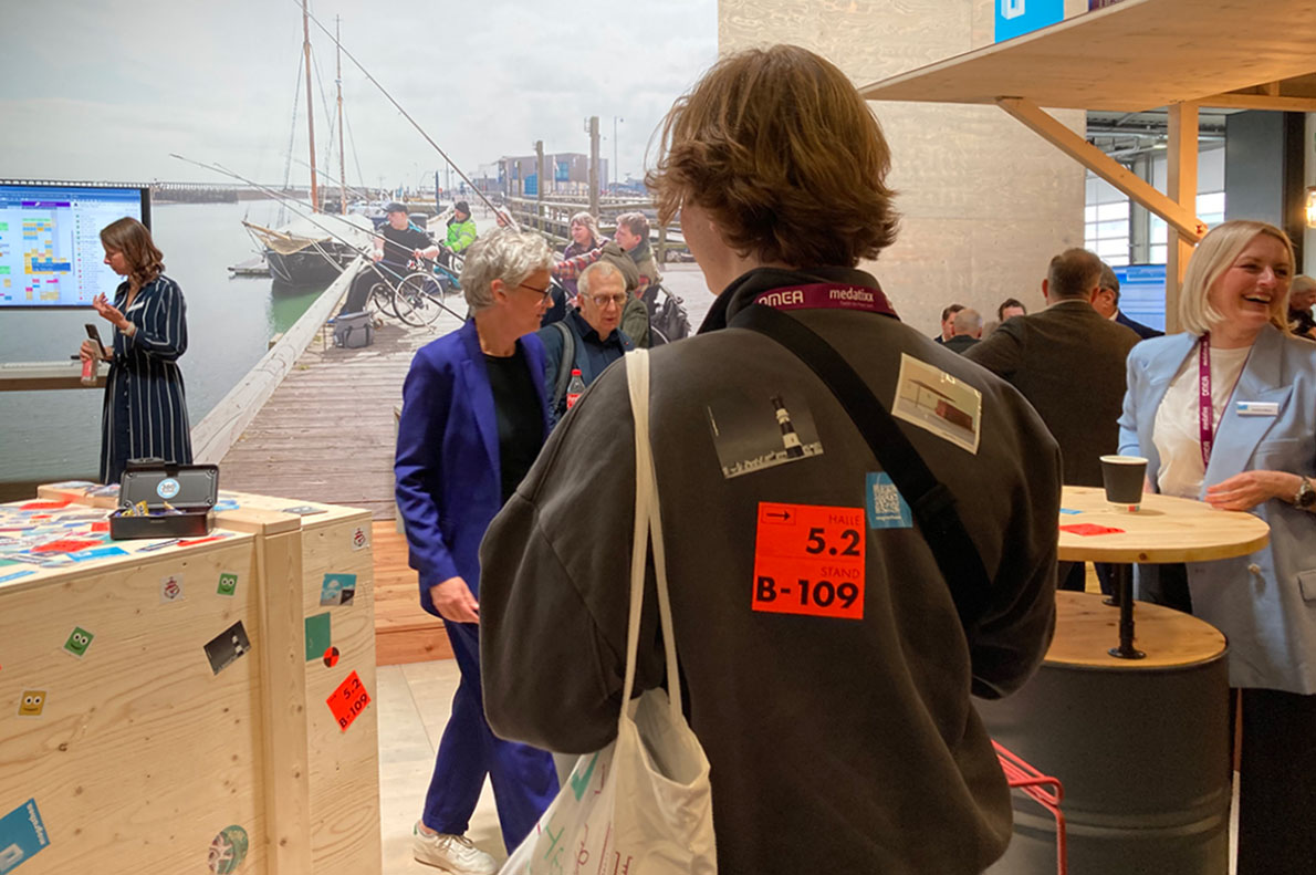 messe-dmea-2023-aufkleber-stand-braun-mit-braun
